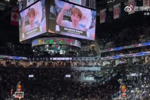 梦幻联动！汪苏泷亮相篮网比赛现场！球场播放《像晴天像雨天》~