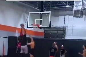 83分先生的技能包！阿德巴约当年花式技巧单挑看呆媒体人！